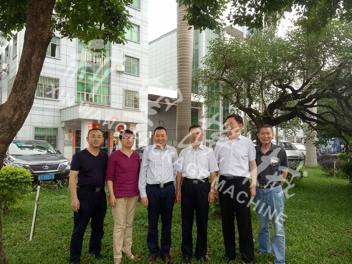總裝備部劉思剛少將、新華社李建琦博士一行蒞臨新望公司考察指導(dǎo)