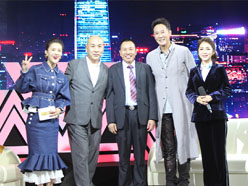 新望董事長(zhǎng)羅永輝與著名歌星劉尊老師、汪正正老師、郭津彤老師、主持人雅琪在北京電視臺(tái)錄制節(jié)目現(xiàn)場(chǎng)親切合影